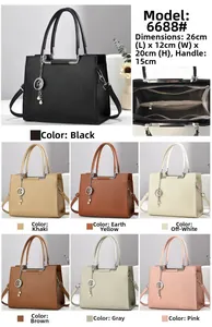 Vue détaillée du grand sac à main avec breloque étoile et intérieur à plusieurs compartiments