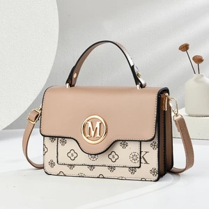 Elegante bolso vintage beige con hebilla M dorada y monograma floral de cuero