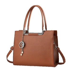 Sac à main marron en cuir avec pendentif perle étoile et bandoulière amovible