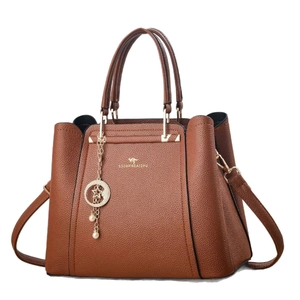 Sac à main marron en cuir grainé avec logo kangourou doré et pendentif perle étoile