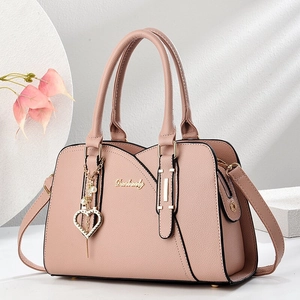 Rosafarbene Shopper-Tasche mit Herzanhänger und abnehmbarem Schultergurt aus Leder