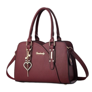 Elegante weinrote Handtasche aus Leder mit Lychee-Muster und goldenem Herzanhänger