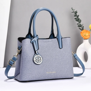 Sac à main bleu tissé avec poignées en cuir et bandoulière amovible réglable