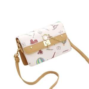 Sac bandoulière carré chic avec imprimés de Paris et fermoir doré élégant