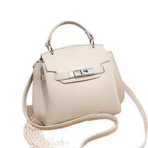 Elegante borsa a mano in pelle beige crema con chiusura rotante e tracolla regolabile