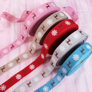 Detailansicht der Geschenkbänder mit Rentier und Schneeflocke für Weihnachtsbaum