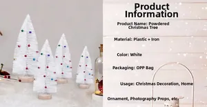 Detailansicht von vier weißen Mini-Weihnachtsbäumen mit bunten Kugeln und Holzsockel