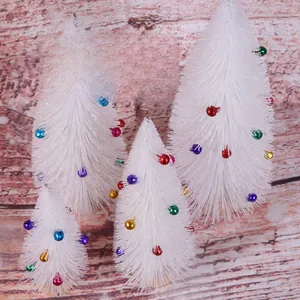 Detailansicht weißer Mini-Weihnachtsbäume mit bunten Kugeln und Glitzerpulver-Effekt