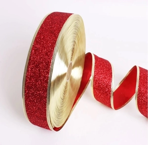 Detail van rood glitter kerstlint met gouden metalen randen voor boomdecoratie