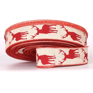 Makroaufnahme von Weihnachtsband aus Rupfen mit roten Rentier-Silhouetten und Stickerei