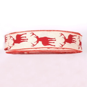 Detail von rotem Rentierdruck auf beige Leinenband mit dekorativen roten Nähten für Weihnachten