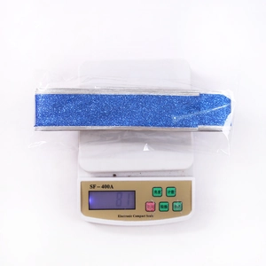 Vista detallada de cinta azul con purpurina de 10 m pesada en báscula para manualidades DIY