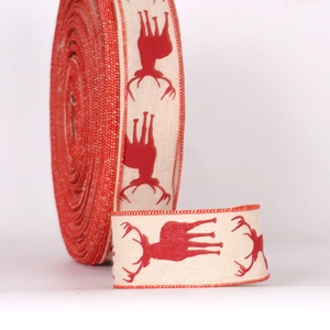Makro-Detail von Weihnachts-Juteband mit roten Rentier-Silhouetten und Kettelrand