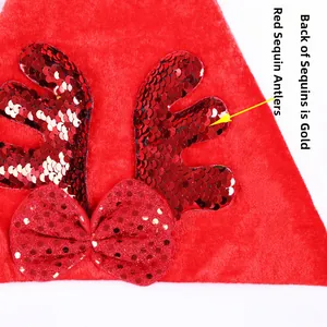 Détail du bonnet de Noël rouge avec bois à paillettes et design réversible doré