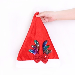 Détail du bonnet de Noël rouge à paillettes avec bois de renne multicolores