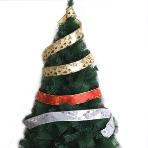 Detailopname van gouden, rode en zilveren kerstlinten met bomen en kerstwensen
