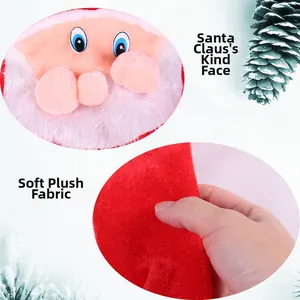 Détail du visage du Père Noël 3D et du velours doux sur un grand sac de cadeaux rouge