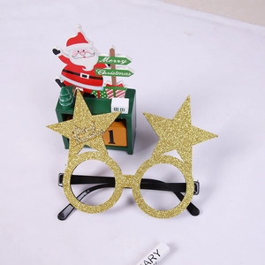 Detail van gouden glitter ster kerstbril met Merry Christmas tekst op een feesttafel