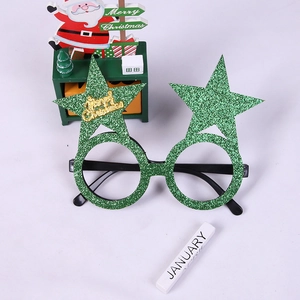 Detail van groene glitter kerststerren bril met gouden Merry Christmas belettering