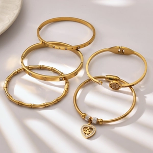 Set di 5 bracciali dorati con trama in bambù, ciondolo a cuore e cristalli
