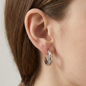 Elegante silberne C-Ohrringe aus Edelstahl mit Sterngravuren und Zirkonia-Steinen