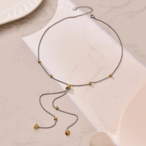 Élégant collier en Y en acier inoxydable bicolore avec accents de perles dorées et franges