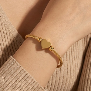 Twisted rope bracelet in 18k gold plated stainless steel with a polished heart pendant