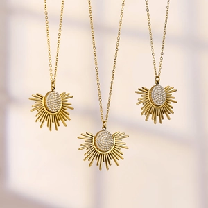 Colliers pendentifs soleil dorés avec placage or 18 carats et cristaux de zircon AAA brillants