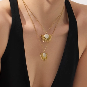 Collier double épaisseur en or avec pendentif tournesol et accents en zircone cubique