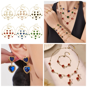 Détails de la parure de bijoux cœur plaqué or 18k avec pierres en verre de plusieurs couleurs