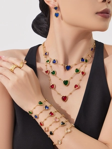 Détail du parure collier et bracelet cœur plaqué or 18k avec pierres en verre colorées