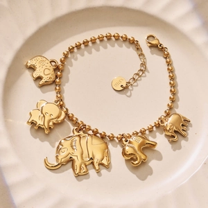 Bracelet perlé en acier inoxydable avec cinq breloques éléphant sur un plateau