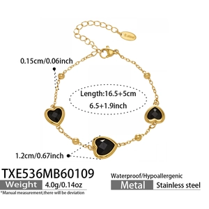 Détail du bracelet en acier inoxydable doré 18 carats avec trois cœurs en verre noir