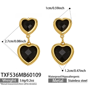 Gros plan sur les boucles d'oreilles cœur en acier inoxydable plaqué or 18k et pierre noire