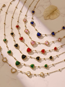 Collection de colliers en cristal en forme de cœur avec chaînes à billes dorées