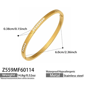 Dettaglio del bracciale in acciaio inossidabile placcato oro 18k con stelle e zirconi cubici