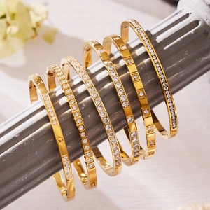 Set di bracciali geometrici in acciaio inossidabile placcato oro 18k e zirconi