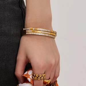 Set di bracciali geometrici e anello a cuore in acciaio inossidabile placcato oro 18k