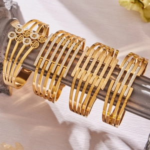 Set di bracciali geometrici dorati in acciaio inossidabile con cristalli scintillanti
