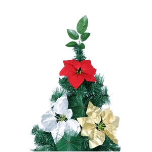 Dettaglio di fiori di stelle di Natale artificiali rosse, bianche e dorate per alberi