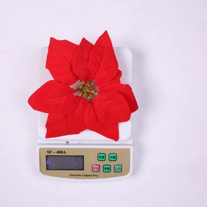Dettaglio del fiore di stella di Natale rosso con petali di velluto per decori natalizi