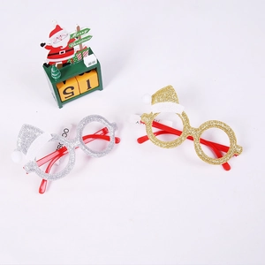 Vue détaillée de lunettes de fête bonnet de Noël scintillantes or et argent