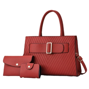 Dreiteiliges rotes Kunstleder-Handtaschen-Set mit V-Steppmuster und Goldbeschlägen