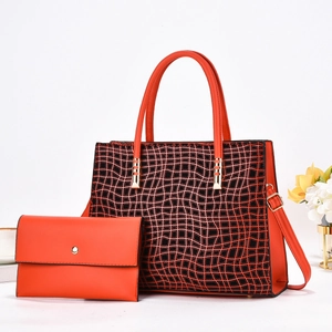 Vue détaillée du set de sacs orange avec motif géométrique noir et boucles dorées
