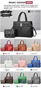 Détail du sac cabas gaufré et de sa pochette en chaîne en dix options de couleurs