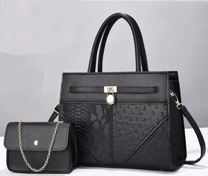Détail du sac à main noir en patchwork avec textures autruche et serpent et fermoir doré