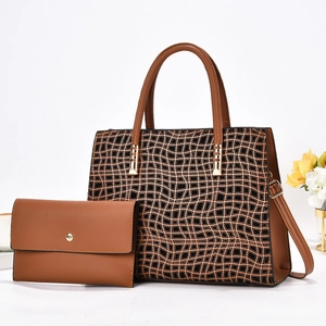 Détail du grand sac cabas et du portefeuille assorti avec motif géométrique