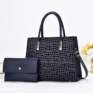 Détail du sac cabas bleu marine à motif pierre et pochette avec garniture dorée