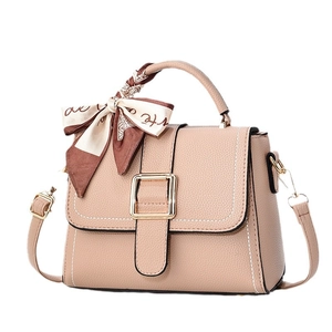 Borsa a tracolla beige in ecopelle con manico foulard e fibbia dorata raffinata