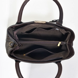 Vista dettagliata dell'interno della borsa marrone vintage con scomparti e tasche multiple